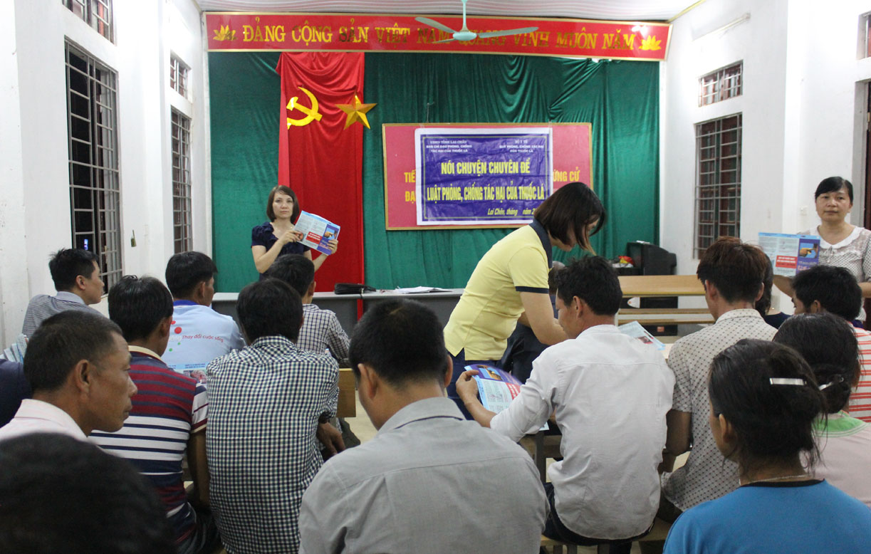 Cán bộ Trung tâm Kiểm soát bệnh tật tỉnh phối hợp với Trung tâm Y tế thành phố Lai Châu tuyên truyền về tác hại của thuốc lá tại phường Quyết Thắng